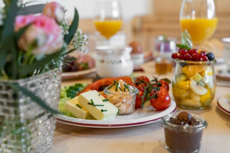 Landhaus Hutter Heilbrunn Fruehstueck Obst Kaese