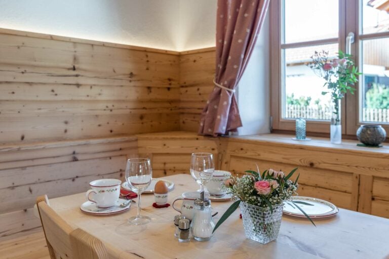Landhaus Hutter Heilbrunn Kueche Sitzen